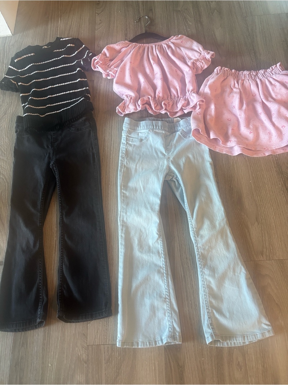 H&M Black Ribbed shirt
H&M denim flared jeans black and blue
Gap shirt + skort